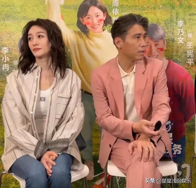 李小冉李乃文同框,一黑一白對比強烈,同年齡段看起來卻像父女