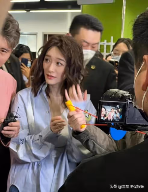 李小冉李乃文同框,一黑一白對比強烈,同年齡段看起來卻像父女
