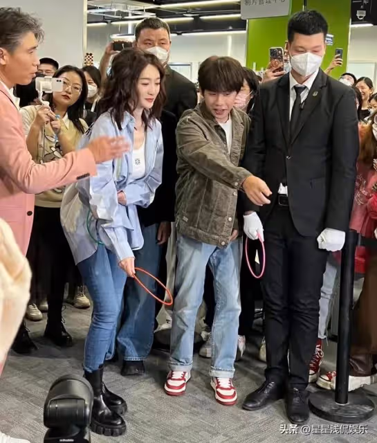 李小冉李乃文同框,一黑一白對比強烈,同年齡段看起來卻像父女