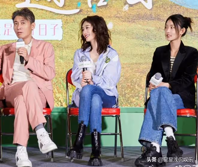 李小冉李乃文同框,一黑一白對比強烈,同年齡段看起來卻像父女