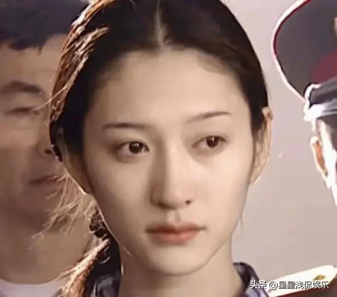 李小冉李乃文同框,一黑一白對比強烈,同年齡段看起來卻像父女