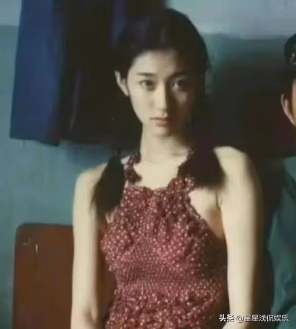 李小冉李乃文同框,一黑一白對比強烈,同年齡段看起來卻像父女