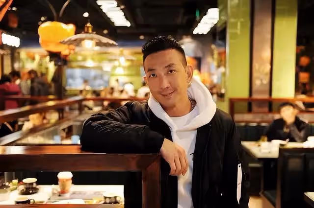 香港知名男星宣布二胎性別，曾因酒駕令其醒悟，要肩負家庭責任