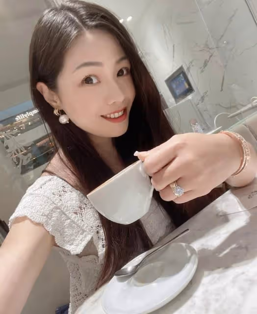 72歲香港戲骨將娶36歲女友！七套房產全過戶給女方，閃戀同居四年