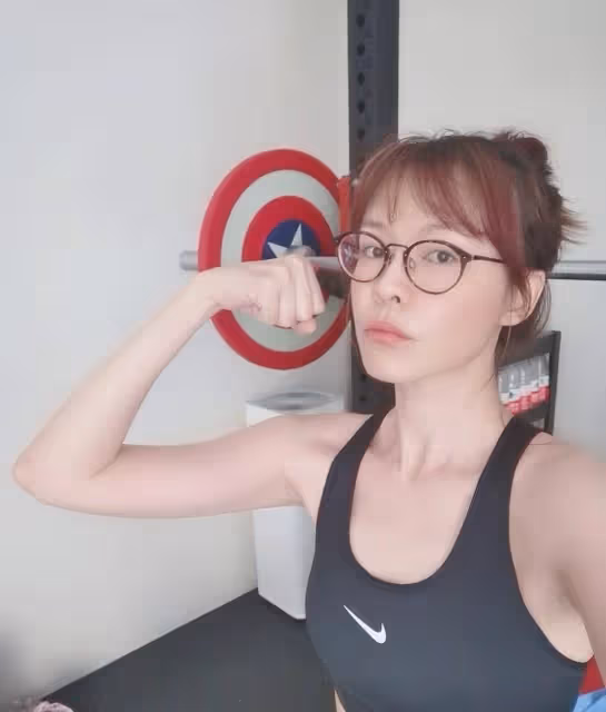 辣媽李艾自拍大秀腰身，9個月身材恢復練出馬甲線，背後有原因