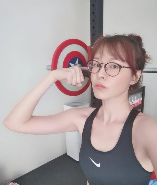 辣媽李艾自拍大秀腰身,9個月身材恢復練出馬甲線,背後有原因
