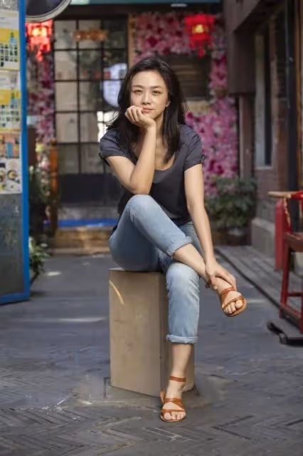 44歲湯唯現狀，放著豪宅不住，去鄉下養雞種菜，多少人羨慕到哭