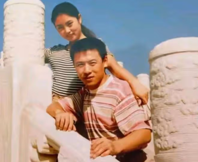 59歲胡亞捷情人節秀恩愛，演員妻子氣質好，相識32年仍似熱戀情侶