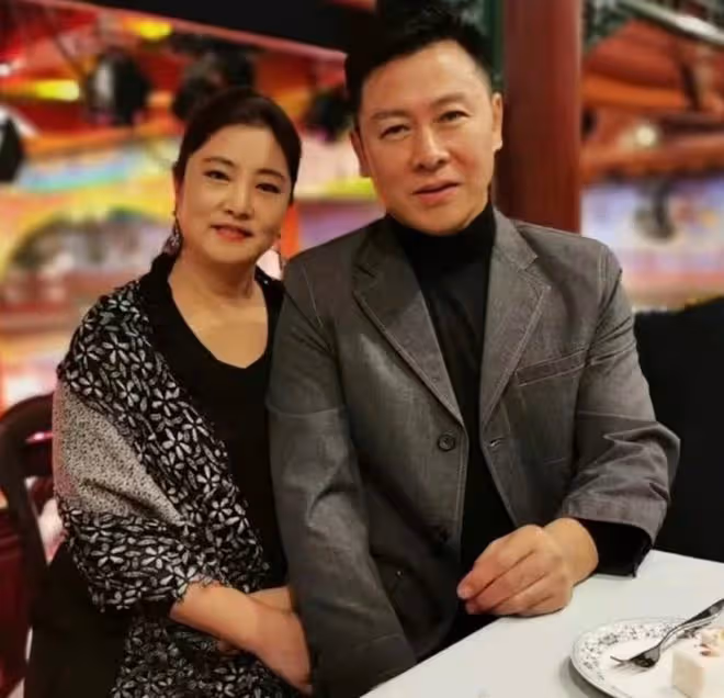 59歲胡亞捷情人節秀恩愛，演員妻子氣質好，相識32年仍似熱戀情侶