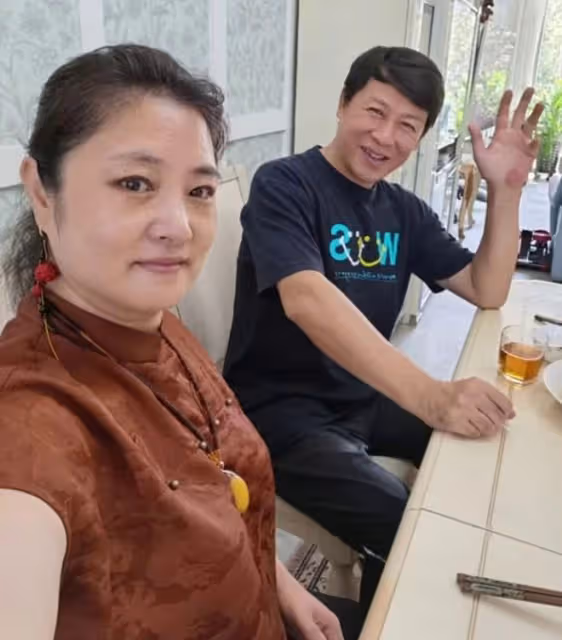 59歲胡亞捷情人節秀恩愛，演員妻子氣質好，相識32年仍似熱戀情侶
