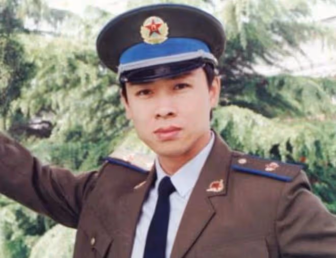 59歲胡亞捷情人節秀恩愛，演員妻子氣質好，相識32年仍似熱戀情侶