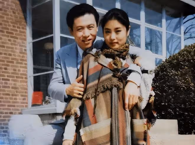 59歲胡亞捷情人節秀恩愛,演員妻子氣質好,相識32年仍似熱戀情侶