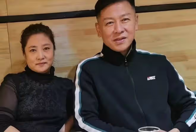 59歲胡亞捷情人節秀恩愛,演員妻子氣質好,相識32年仍似熱戀情侶