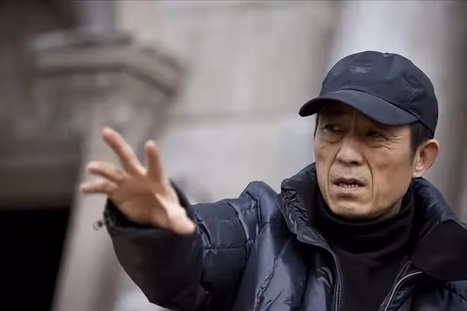 曝知名導演晚節不保，包養當紅小花、討好男頂流，細節指向張藝謀