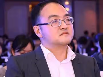 「戲子誤國」終付出代價?多檔綜藝被國家喊停,鄭強早就警示眾人。馬雲表示,未來,國與國之間的競爭是人才教育的競爭。