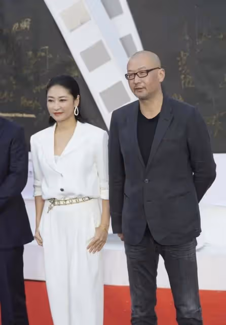 管虎連夜清空動態，丁昱彤帳號被禁言，梁靜的表面婚姻終於到頭了