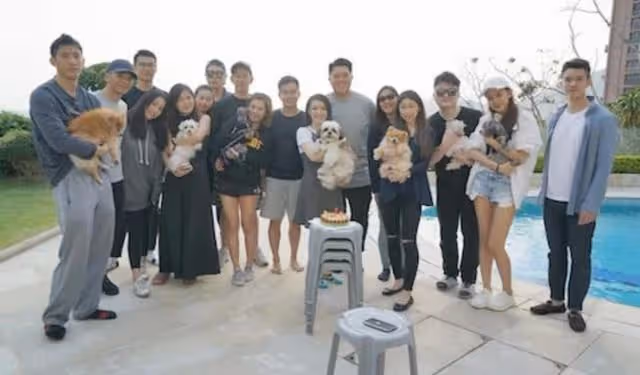 仍貴氣！TVB小花富貴男友破產後再現身高級餐廳，身形較以往消瘦