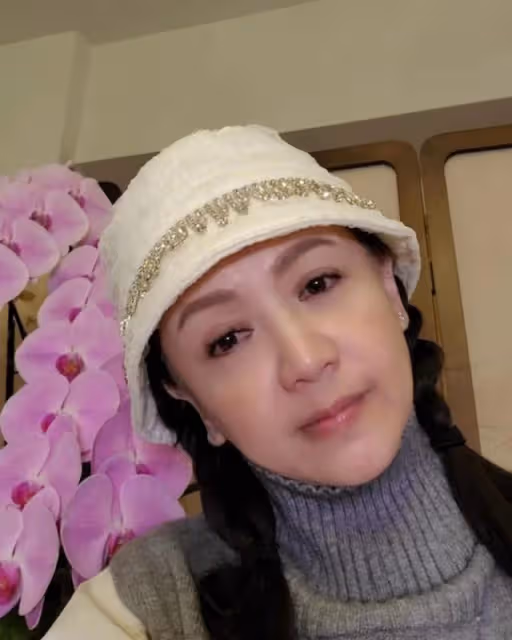 至今單身！港女星情人節曬與梁朝偉舊照稱是初戀情人，網友：好勇