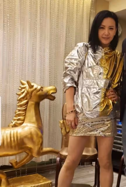 至今單身！港女星情人節曬與梁朝偉舊照稱是初戀情人，網友：好勇