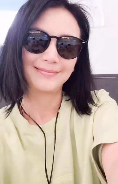 至今單身！港女星情人節曬與梁朝偉舊照稱是初戀情人，網友：好勇