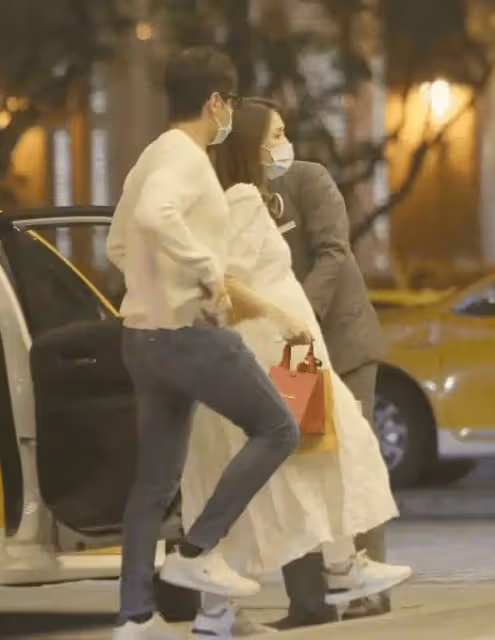 陳喬恩夫婦慶祝婚後首個情人節，Alan在地上鋪花瓣，承諾永遠愛她