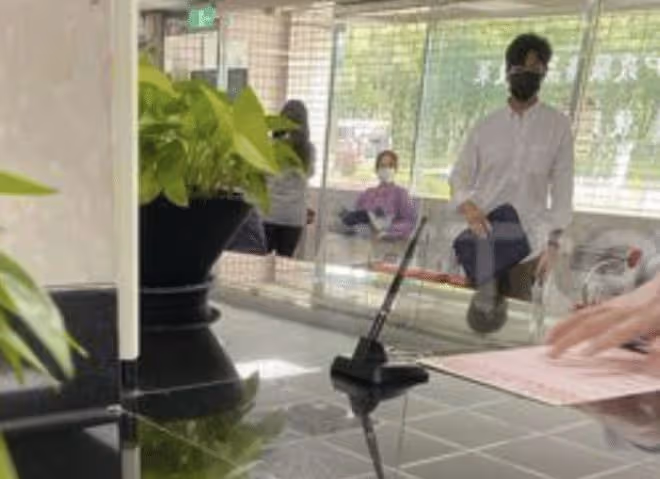 陳喬恩夫婦慶祝婚後首個情人節，Alan在地上鋪花瓣，承諾永遠愛她