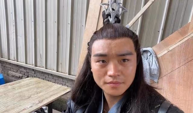 某群演曝料，劇組吻戲、床戲、陪睡都是真的，女子裸替價更高