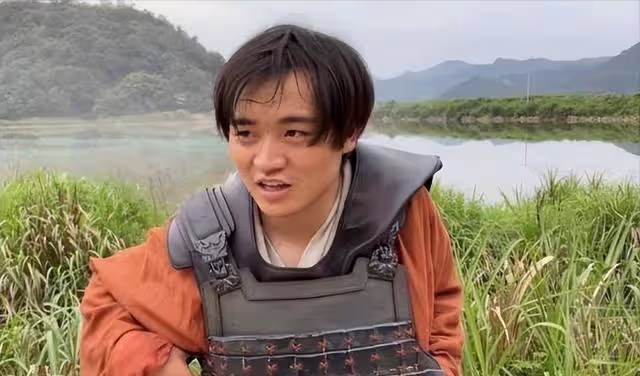 某群演曝料，劇組吻戲、床戲、陪睡都是真的，女子裸替價更高