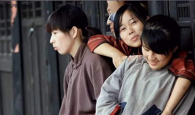 某群演曝料，劇組吻戲、床戲、陪睡都是真的，女子裸替價更高