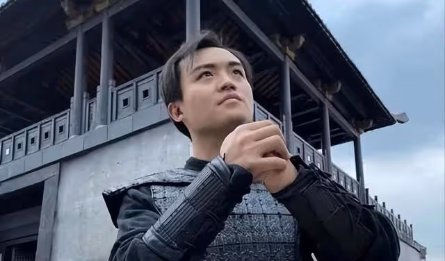 某群演曝料，劇組吻戲、床戲、陪睡都是真的，女子裸替價更高