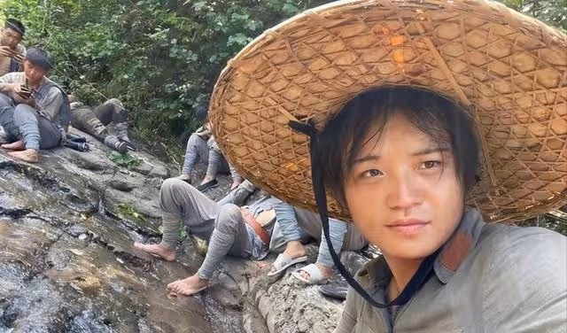 某群演曝料，劇組吻戲、床戲、陪睡都是真的，女子裸替價更高