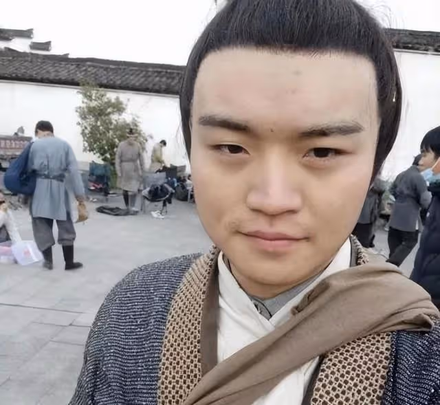 某群演曝料，劇組吻戲、床戲、陪睡都是真的，女子裸替價更高