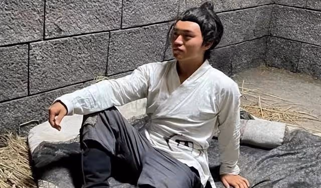 某群演曝料，劇組吻戲、床戲、陪睡都是真的，女子裸替價更高