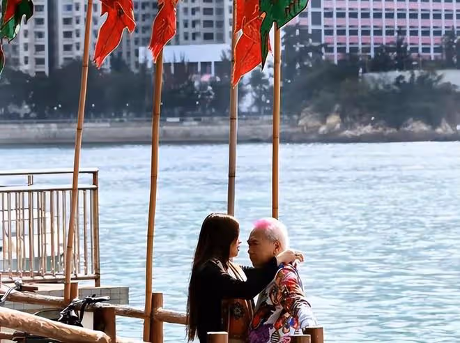 72歲知名歌手宣布今年結婚，相差36歲爺孫戀，還稱財產全留給女方