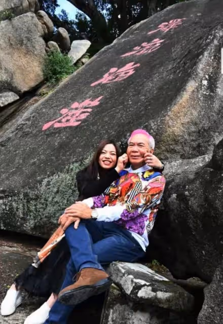 72歲知名歌手宣布今年結婚，相差36歲爺孫戀，還稱財產全留給女方