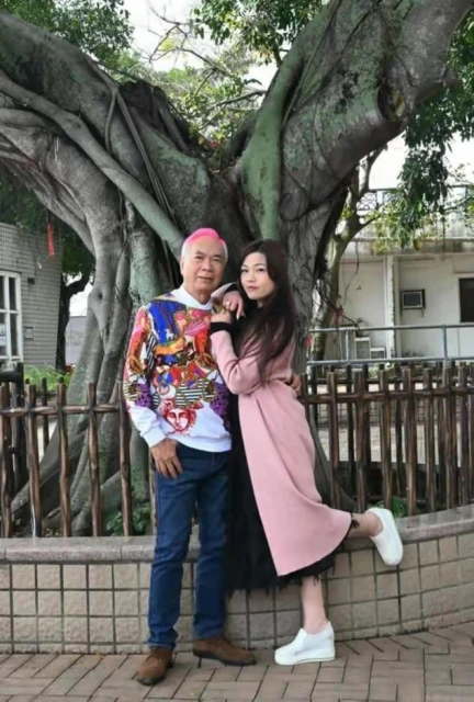 72歲知名歌手宣布今年結婚,相差36歲爺孫戀,還稱財產全留給女方