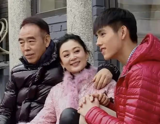 陳飛宇為求陳凱歌原諒，辦公室門口跪了一天，張譯張頌文勸都沒用