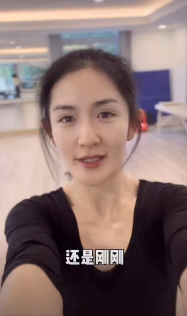謝娜自曝產後瘦20斤，素顏出鏡瘦成紙片人，眼窩凹陷顯疲態