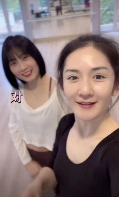 謝娜自曝產後瘦20斤,素顏出鏡瘦成紙片人,眼窩凹陷顯疲態