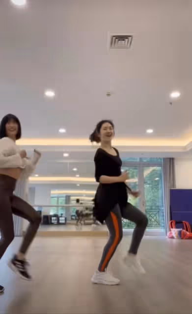 謝娜自曝產後瘦20斤，素顏出鏡瘦成紙片人，眼窩凹陷顯疲態