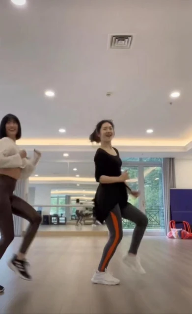 謝娜自曝產後瘦20斤,素顏出鏡瘦成紙片人,眼窩凹陷顯疲態