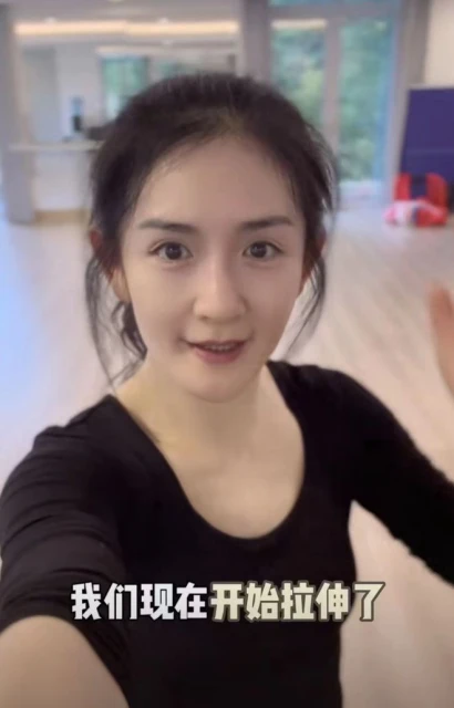 謝娜自曝產後瘦20斤,素顏出鏡瘦成紙片人,眼窩凹陷顯疲態