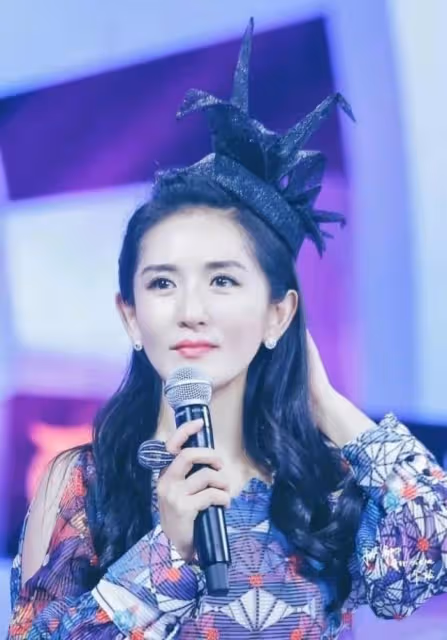 謝娜自曝產後瘦20斤，素顏出鏡瘦成紙片人，眼窩凹陷顯疲態