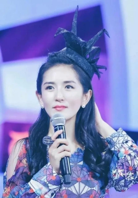 謝娜自曝產後瘦20斤,素顏出鏡瘦成紙片人,眼窩凹陷顯疲態