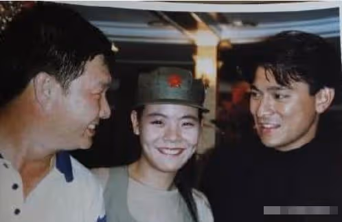 1999年,28歲的謝津洗完澡後,從23樓的家中一躍而下,當場斃命。毀掉她的,居然是她曾經扇在別人臉上的「一巴掌」。