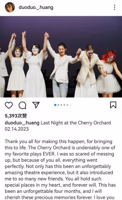 17歲黃多多曬舞台照,穿衣成熟幹練顏值突出,評論褒貶不一惹爭議