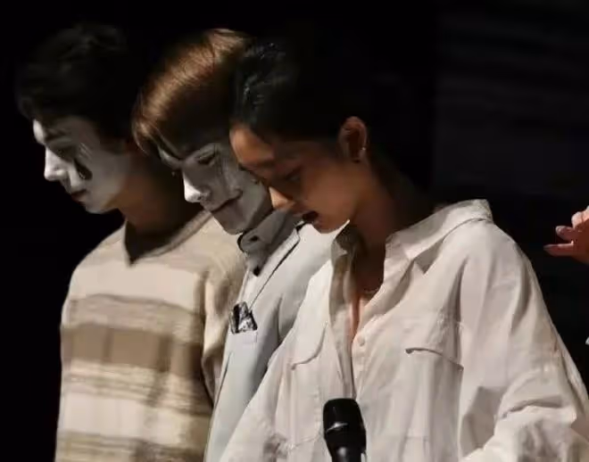 17歲黃多多曬舞台照,穿衣成熟幹練顏值突出,評論褒貶不一惹爭議