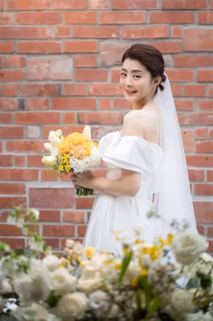 恭喜!台灣知名女星夏如芝與小7歲老公補辦婚禮,2歲女兒當花童