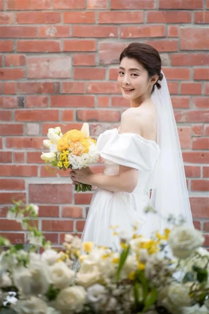 恭喜!台灣知名女星夏如芝與小7歲老公補辦婚禮,2歲女兒當花童