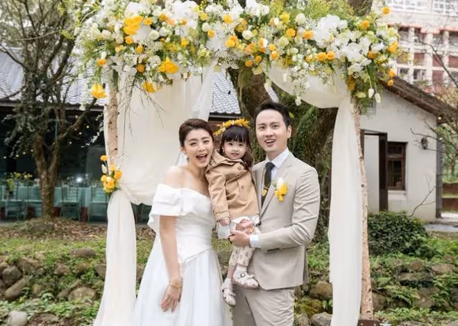 恭喜!台灣知名女星夏如芝與小7歲老公補辦婚禮,2歲女兒當花童